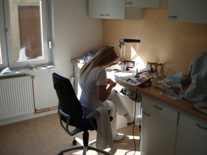 Zahntechnikerin am Arbeitsplatz